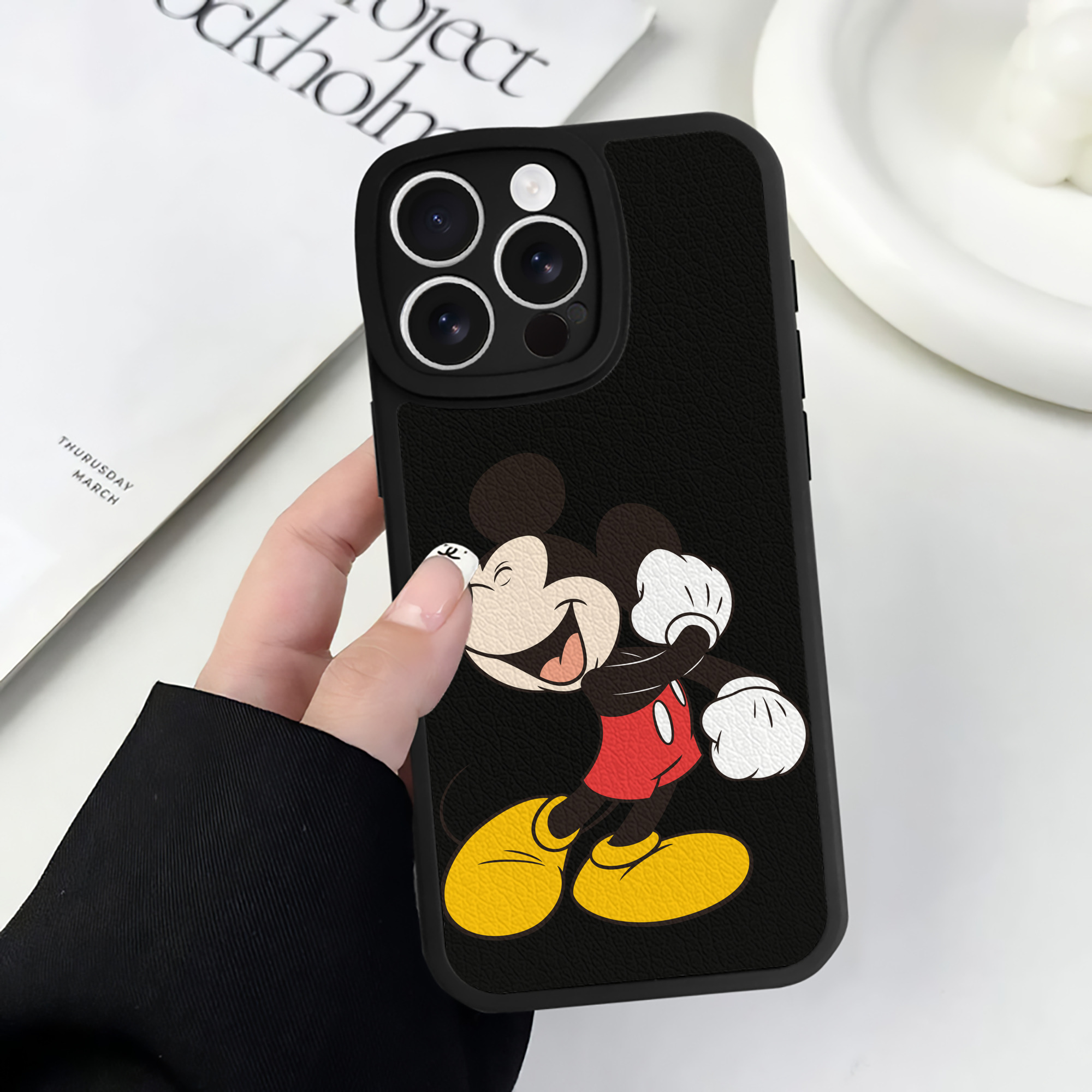 （画像用） ミッキーマウス Mickey Mouse 【iPhone 16シリーズ対応】シリコンスマホケース（レザー調） 材質：シリコン